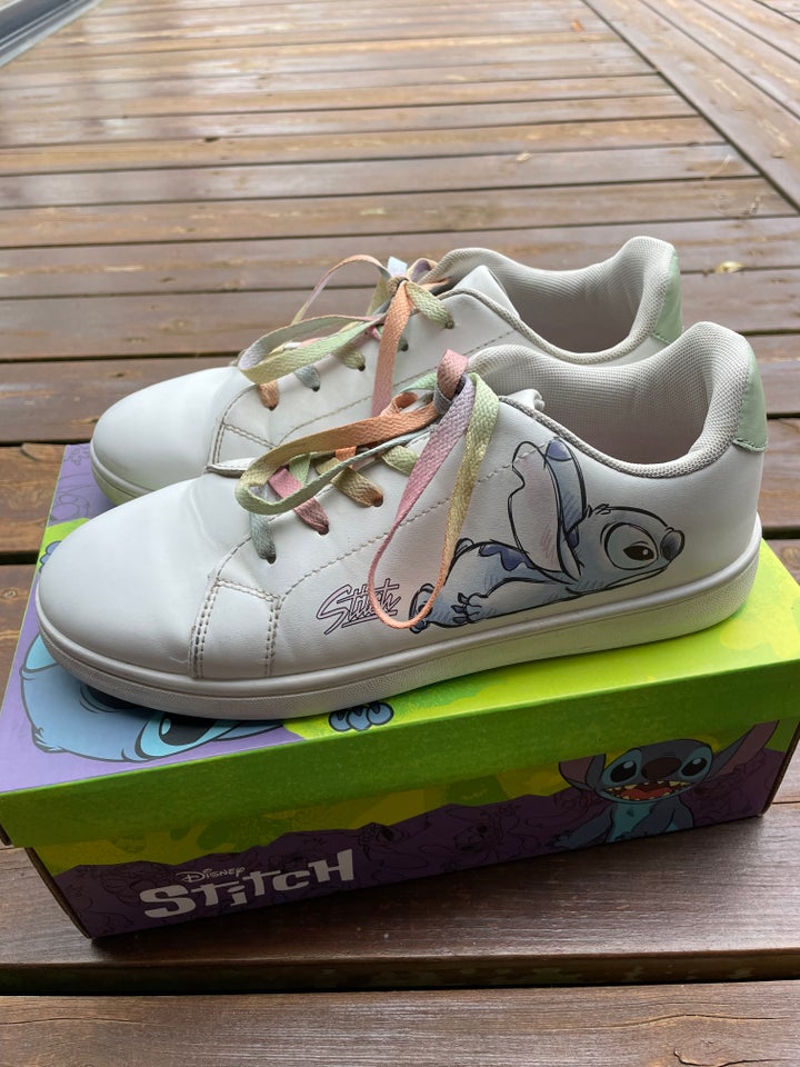 Sneakers, str. 39, Disney