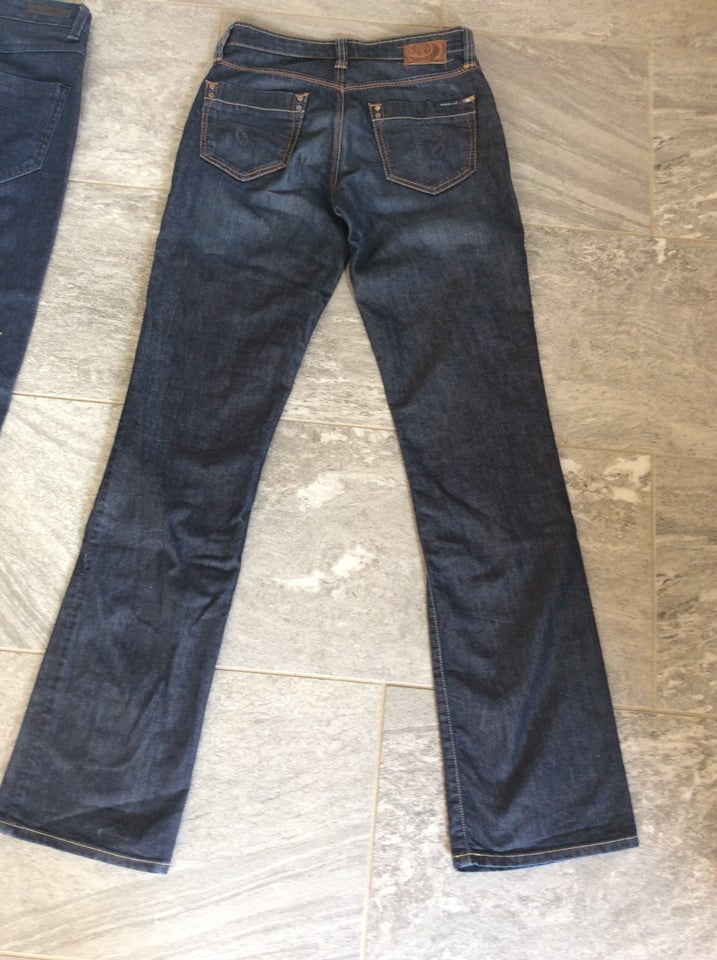 Jeans, Swane og Mavi, 1 par 30 kr 2 par