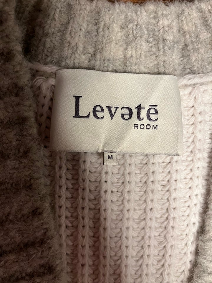 Vest, Levate Room, str. 40