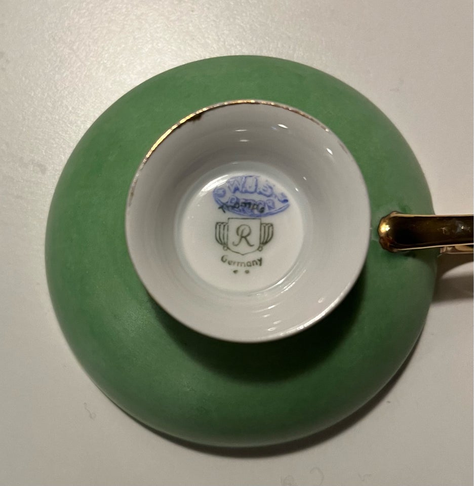 Porcelæn, kopper med underkopper.