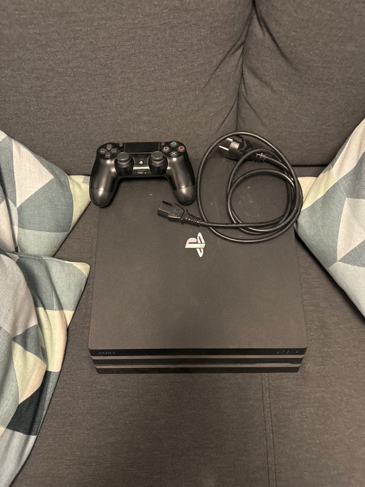 Playstation 4 Pro, God