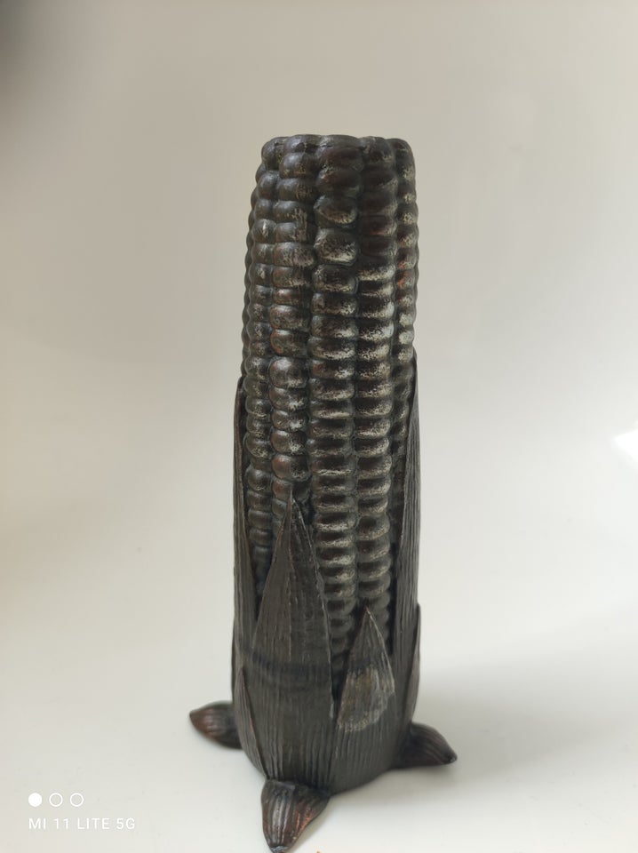 Bronze majskolbe vase Bronze