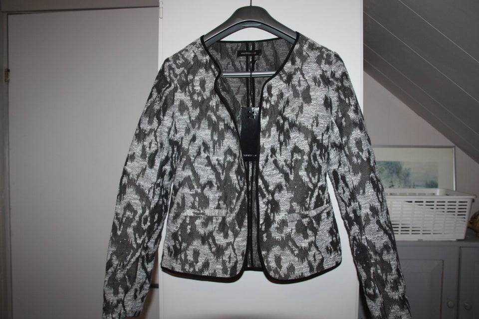 Blazer, str. 36, Modstrøm