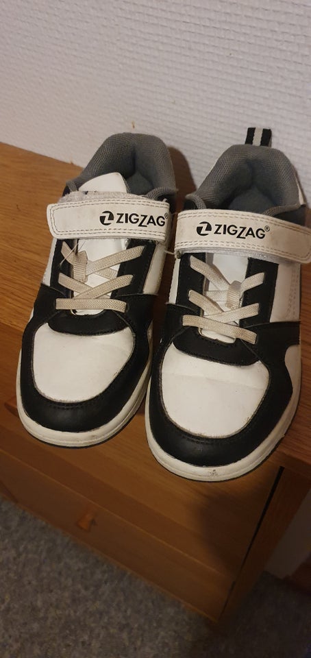 Sneakers, str. 32, ZigZag