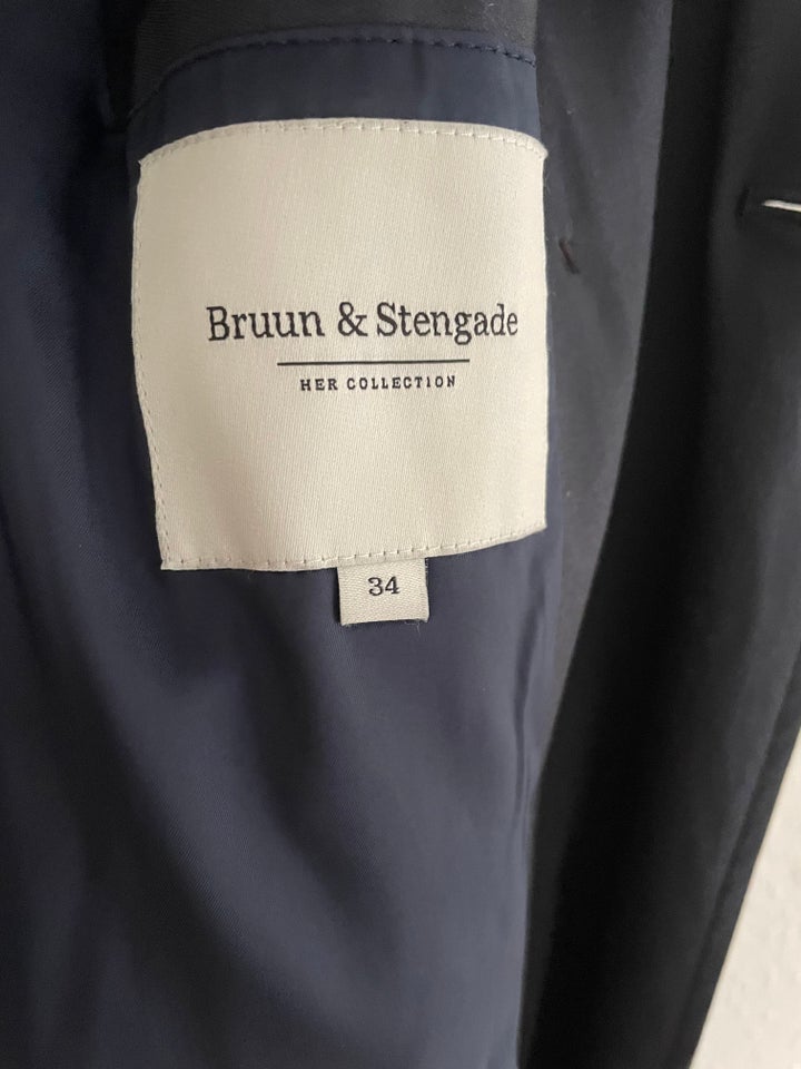 Trenchcoat, str. 34, Bruun og