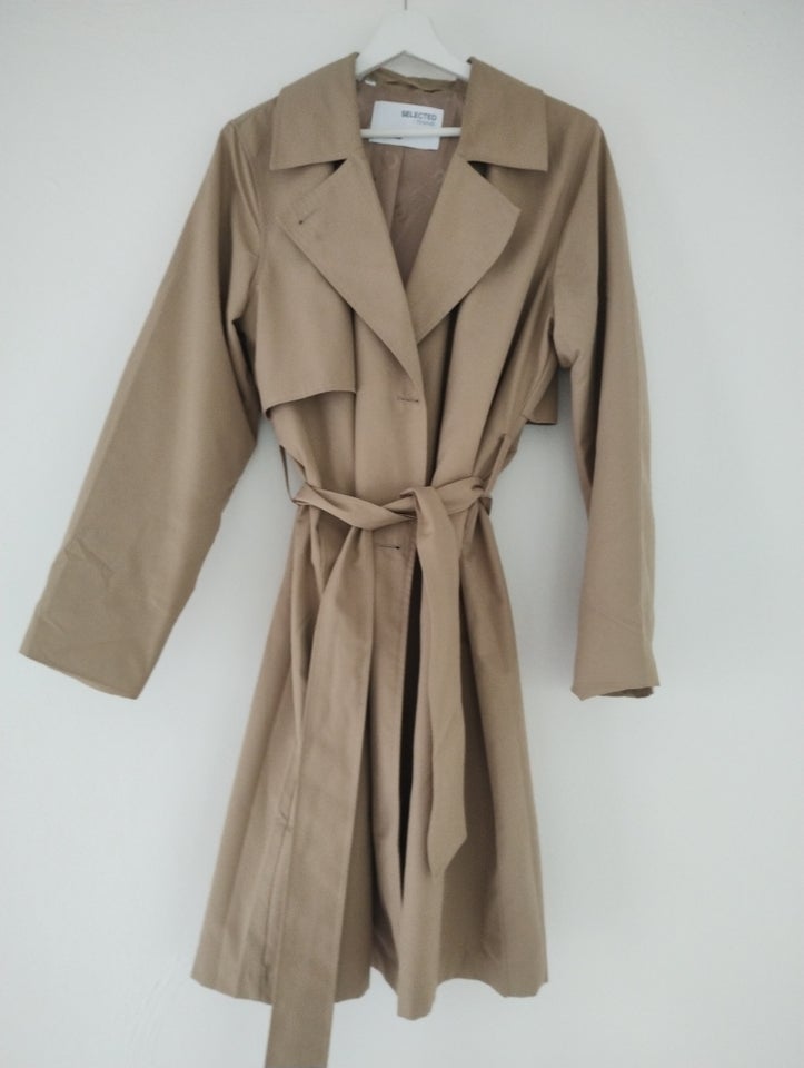 Trenchcoat, str. 40, Selected