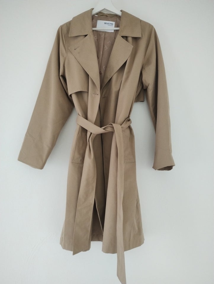 Trenchcoat, str. 40, Selected