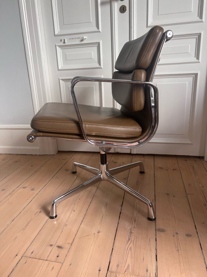 Eames Soft Pad Chair EA 208 