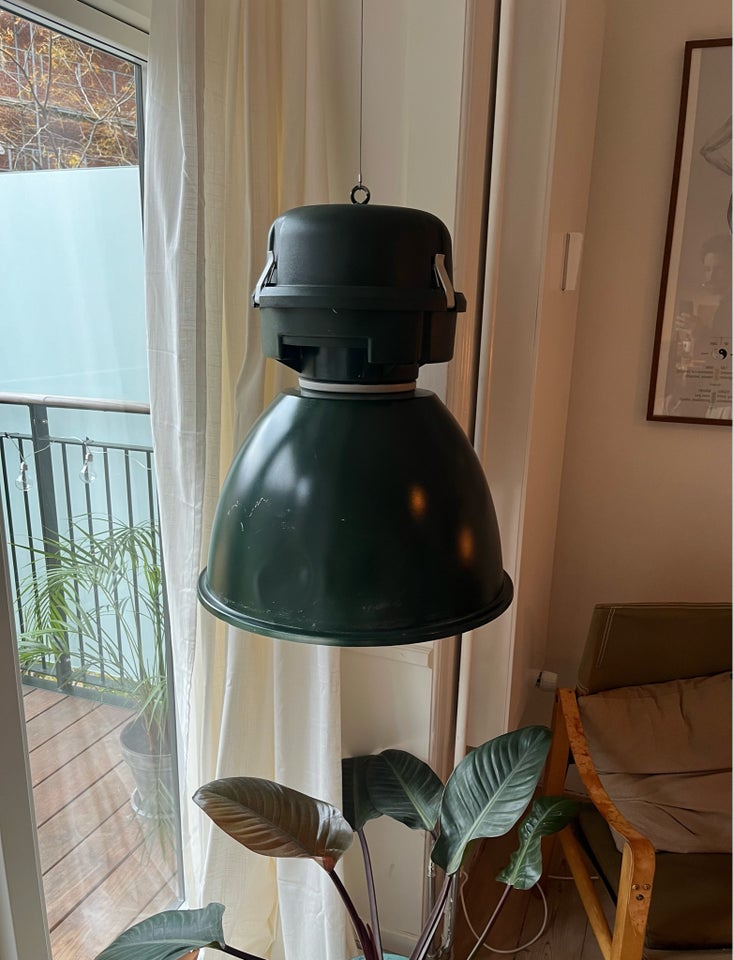 Anden loftslampe, Ukendt