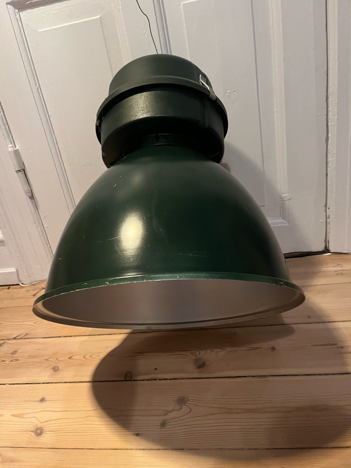 Anden loftslampe, Ukendt