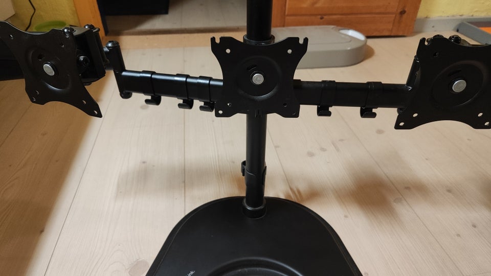 Andet Triple Monitor Stand på fod