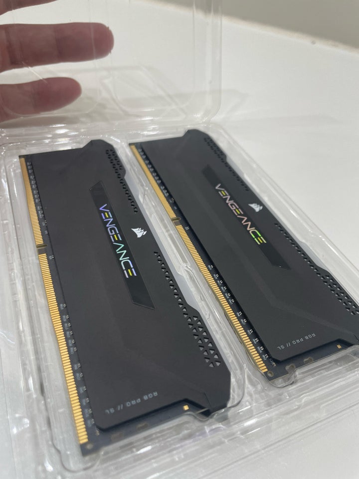 Corsair  16 DDR4 SDRAM