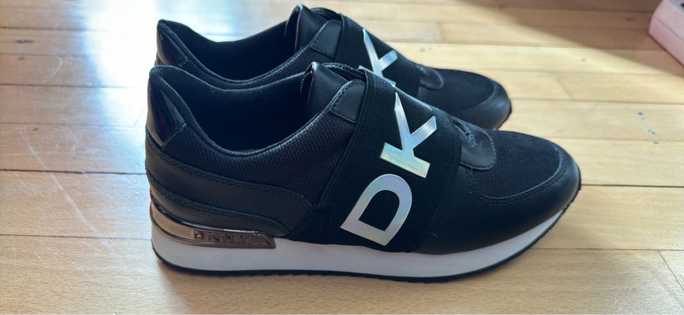 Sneakers, DKNY, str. 37