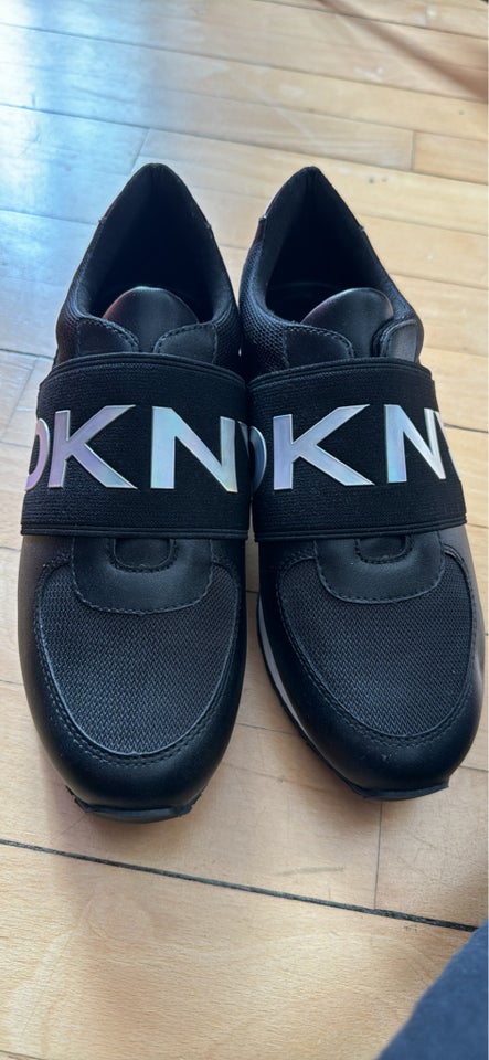 Sneakers, DKNY, str. 37