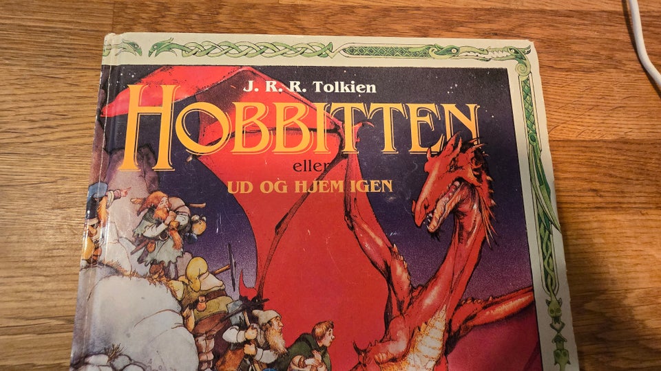 J.R.R Tolkien Hobitten eller ud og