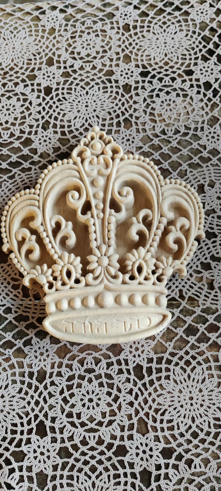 Krone ornament, Træ