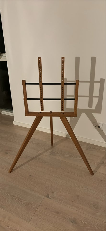 TV stander, Kristian Juul Ella TV,