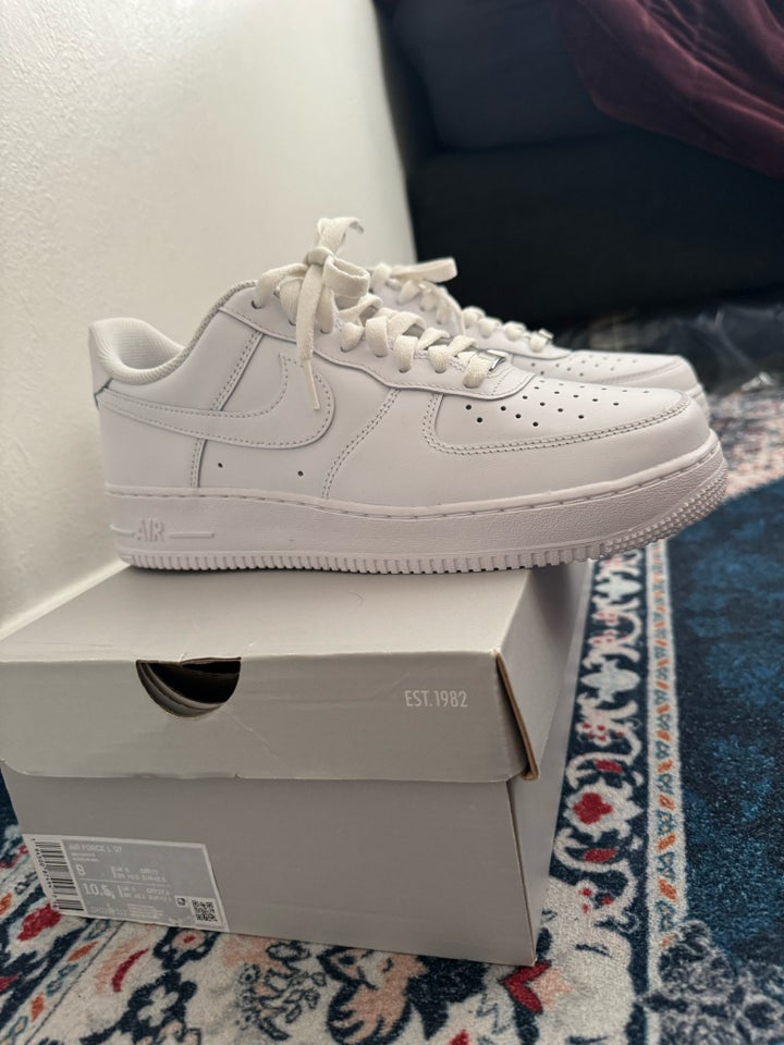 Sneakers, Nike Air Force 1, str.