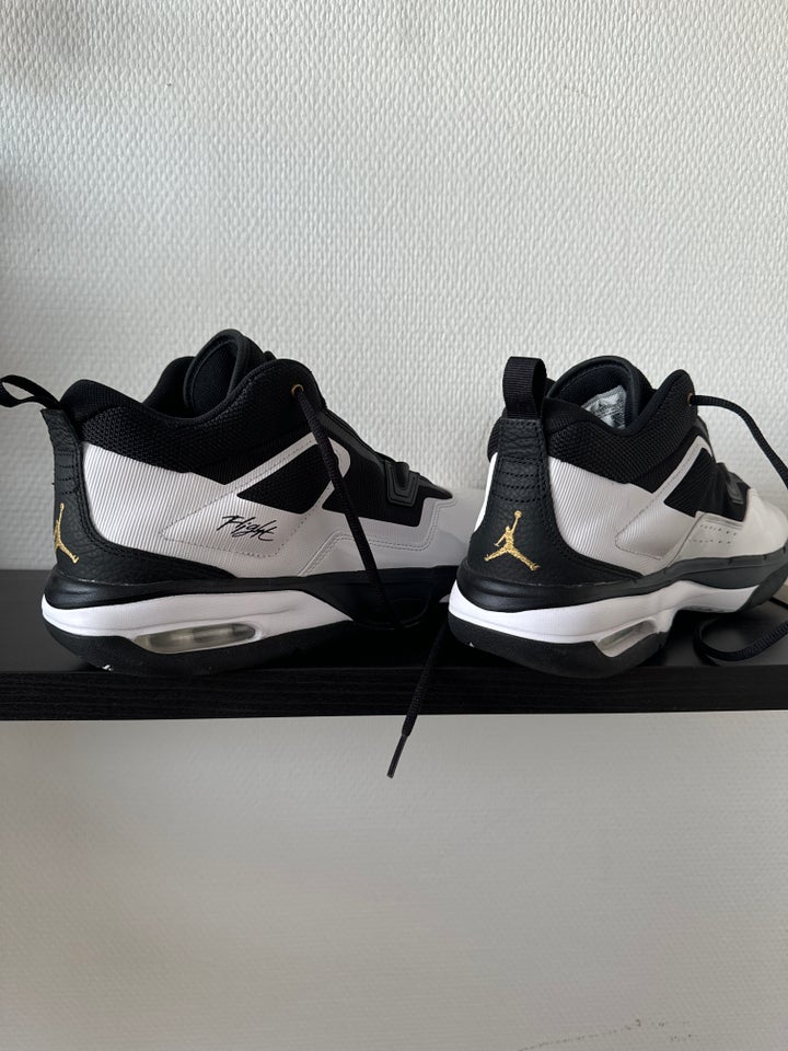 Sneakers, Jordan stay loyal 3, str.