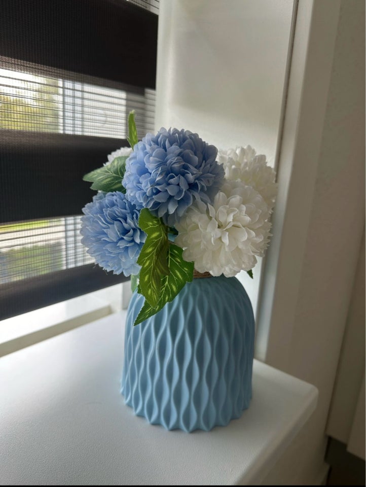 Vase med dekorationsblomster