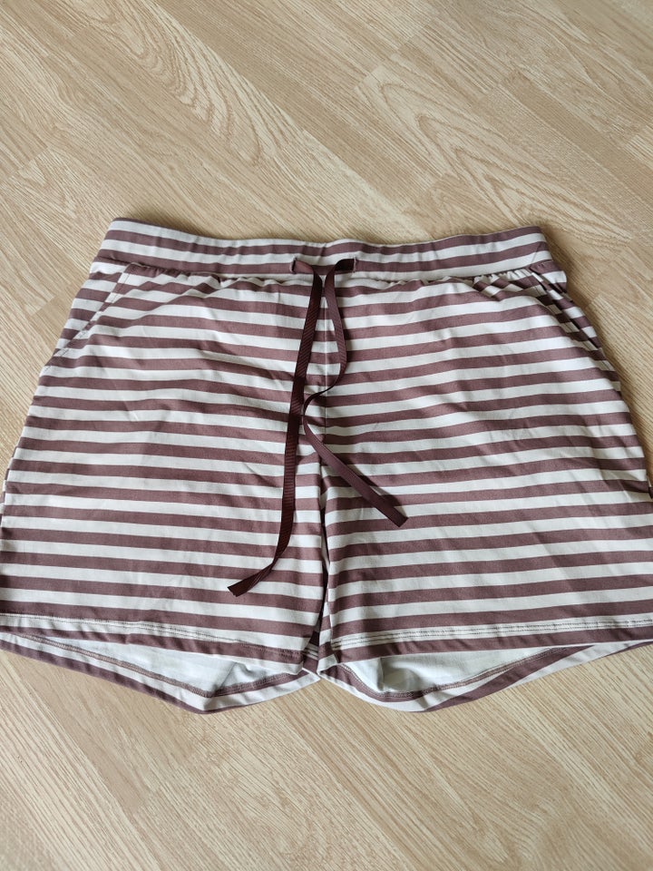 Shorts, Liberte, str. 38