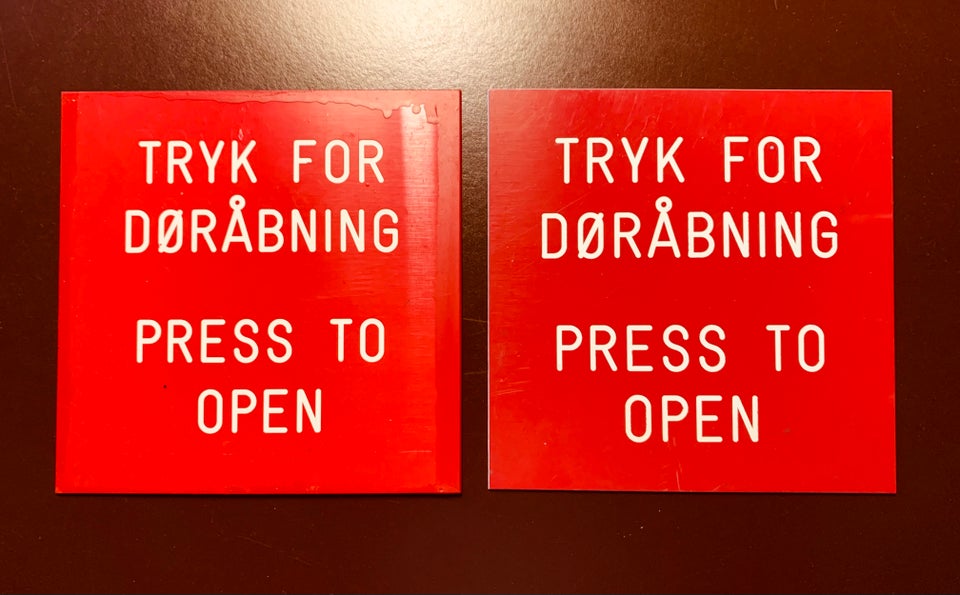 "Tryk for døråbning / Press to open"