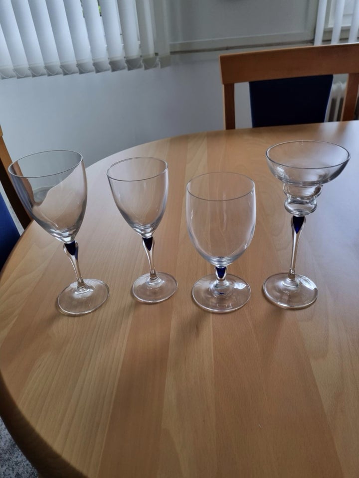 Glas 11 stk rødvin 12 stk hvidvin 12