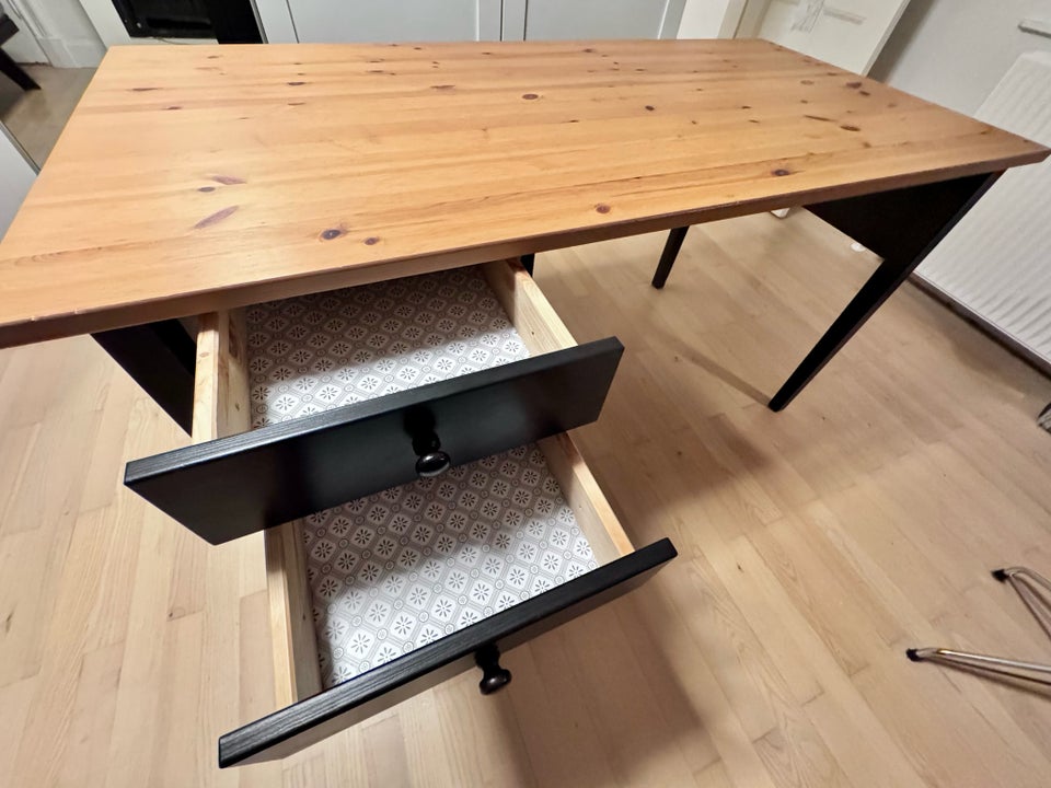 Skrivebord, IKEA, b: 140 d: 70 h: 74