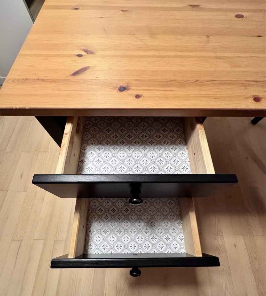 Skrivebord, IKEA, b: 140 d: 70 h: 74