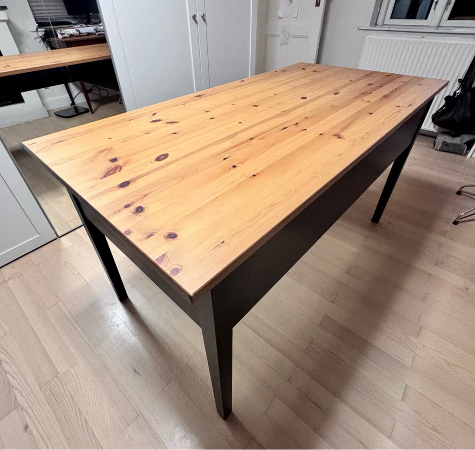 Skrivebord, IKEA, b: 140 d: 70 h: 74