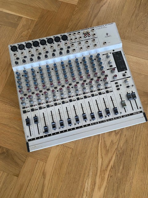 Mixer, Behringer MX2004A