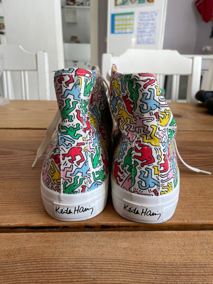 Sneakers, HM Keith Haring, str. 43