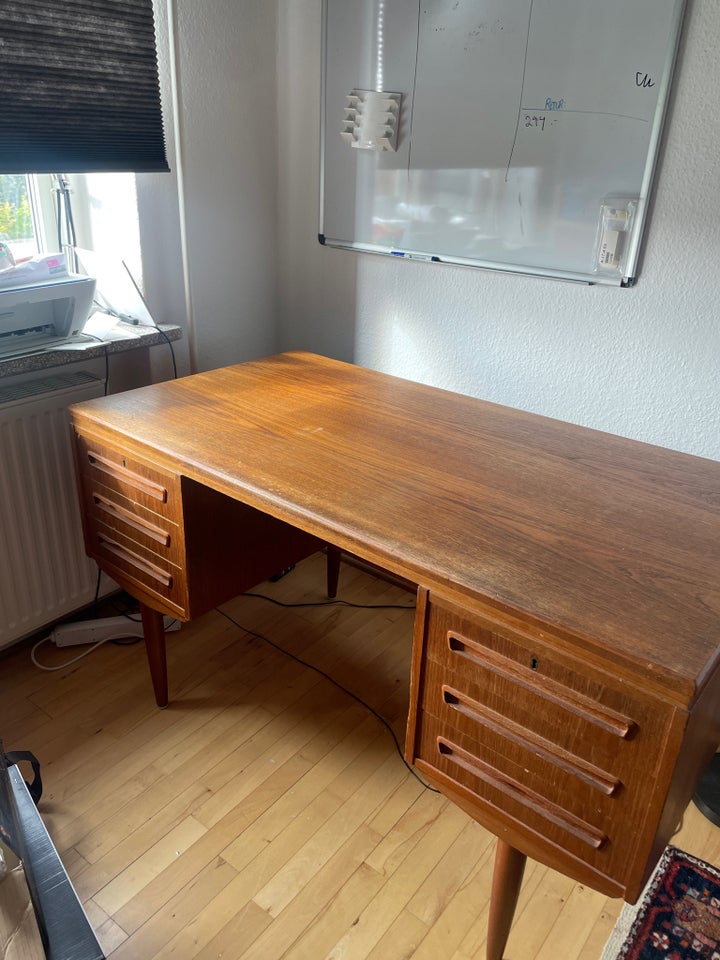 Skrivebord, Ukendt , b: 130 d: 70 h: