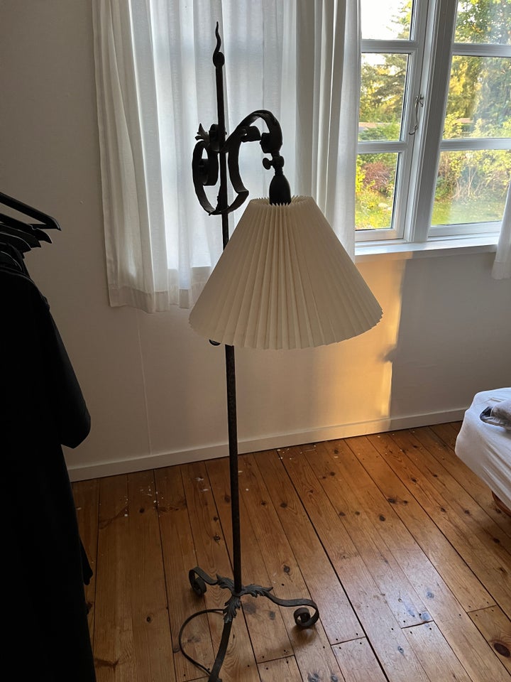 Gulvlampe Lampe i støbejern