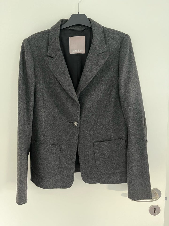 Blazer, str. 44, Gustav