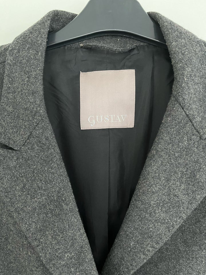 Blazer, str. 44, Gustav