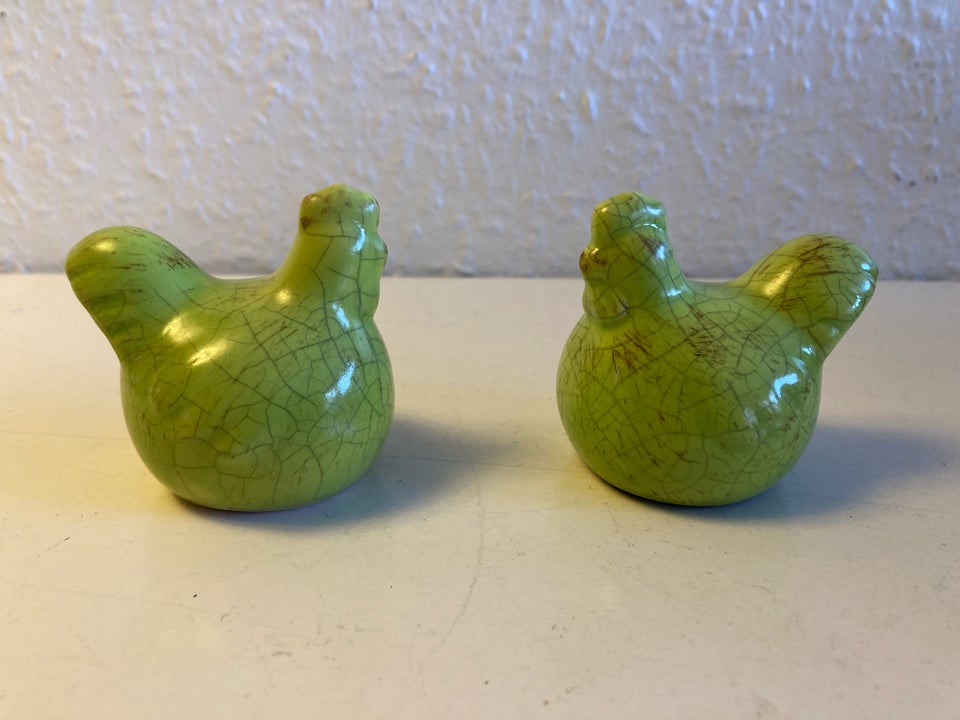2 grønne høns i keramik kunstværk