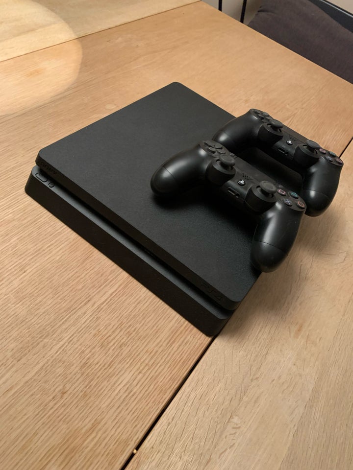 Playstation 4, Playstation 4 slim,