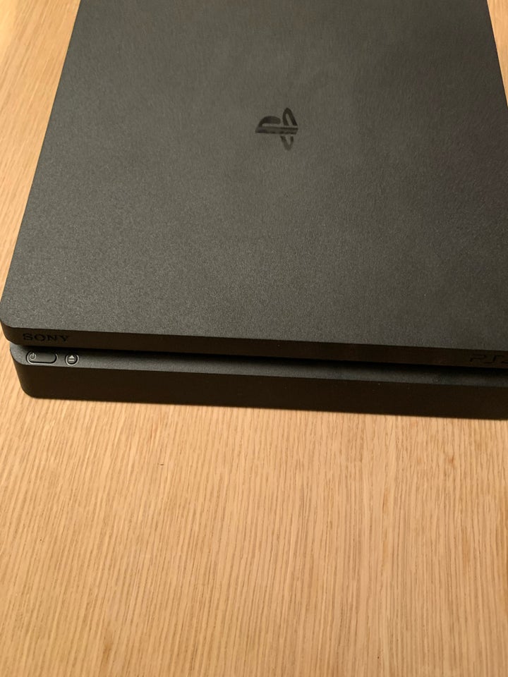 Playstation 4, Playstation 4 slim,