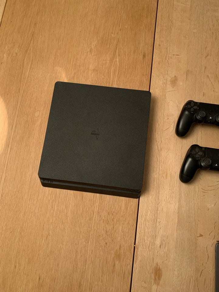 Playstation 4, Playstation 4 slim,