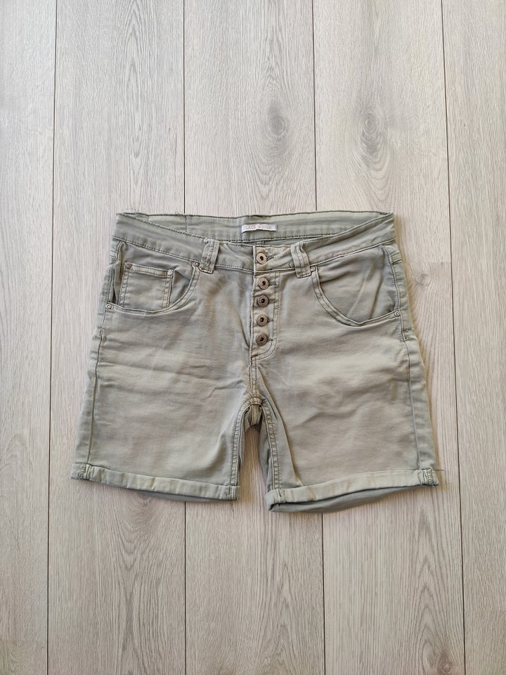 Shorts, Place du jour, str. 40