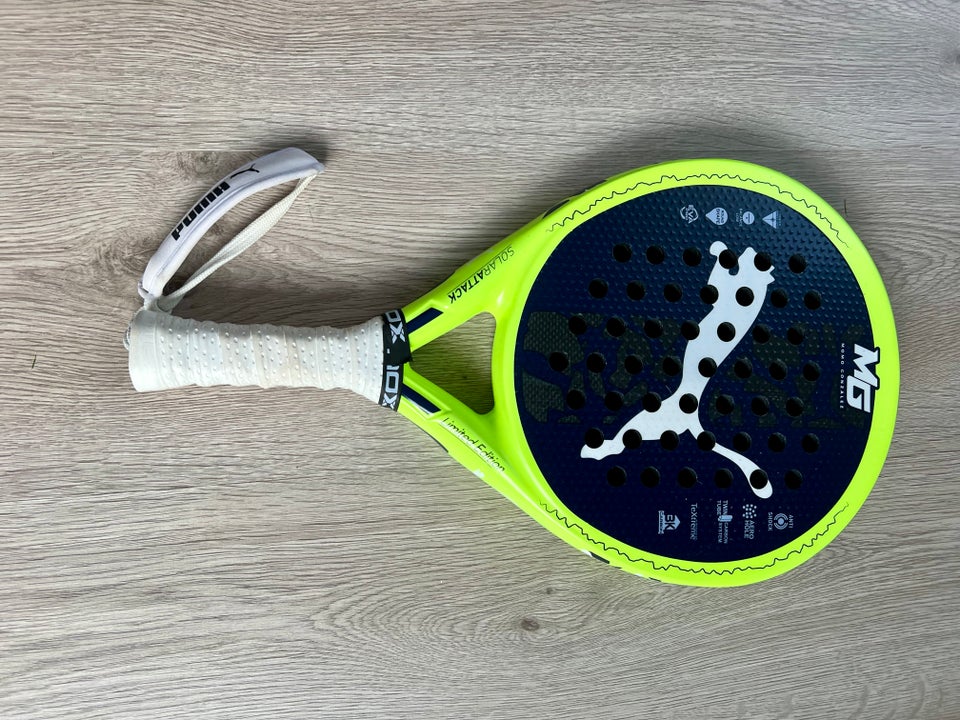 Padel bat Puma solar attack momo