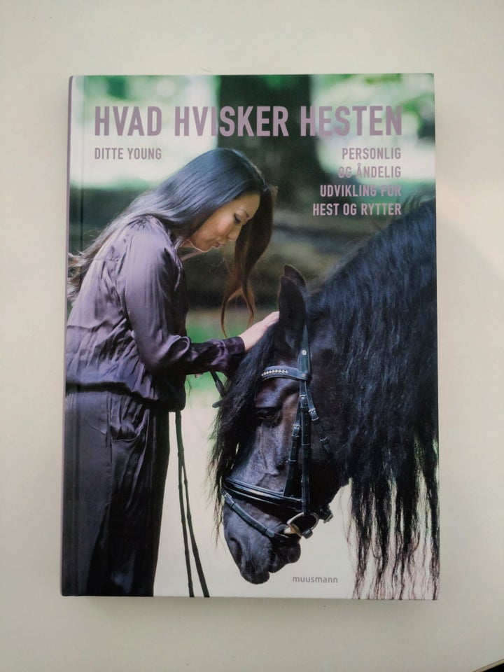 Hvad hvisker hesten Ditte Young