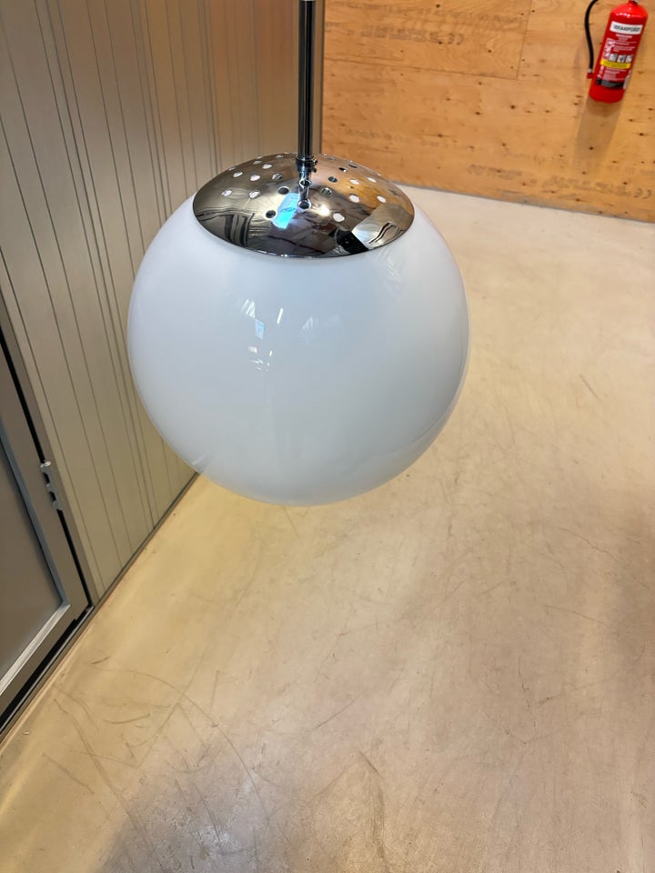 Anden loftslampe, Globe