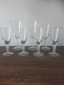 Glas 5 hvidvin 2 rødvinsglas og 2