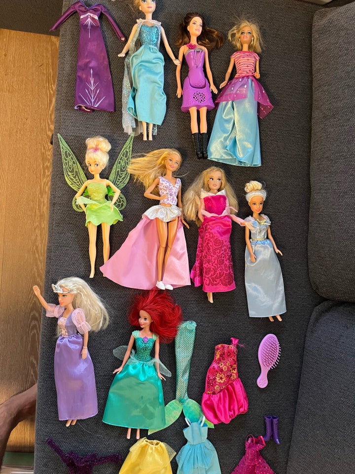 Barbie, 12 dukker med div tøj og