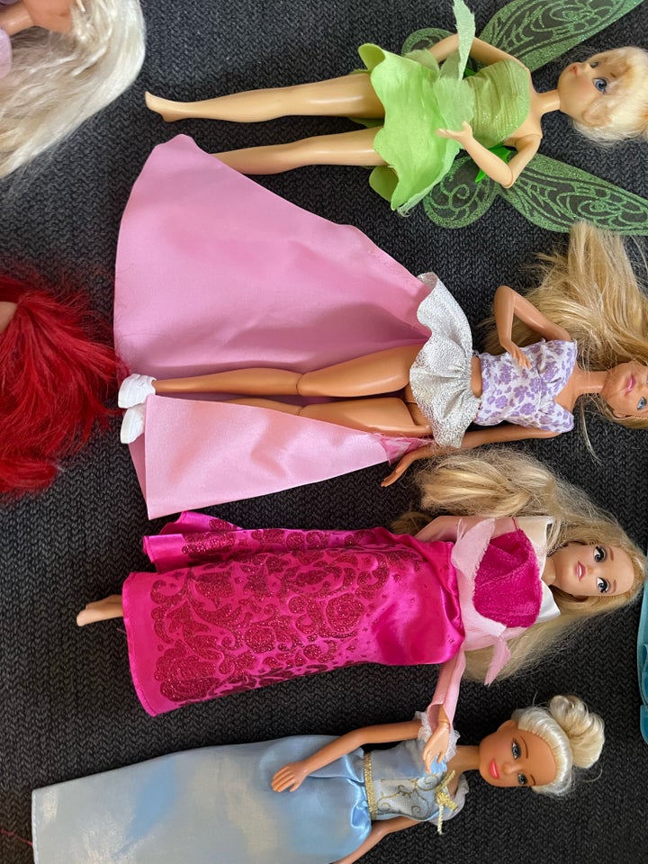 Barbie, 12 dukker med div tøj og