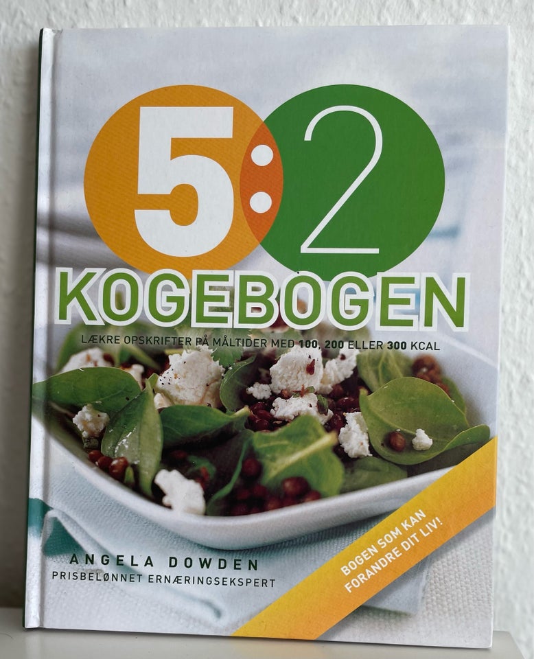 5:2-kogebogen, Angela Dowden,