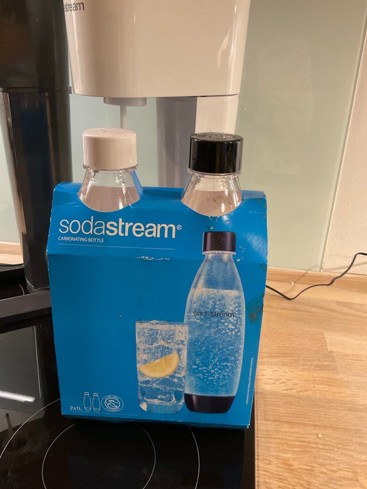 2 sodastream maskiner og 4 flasker