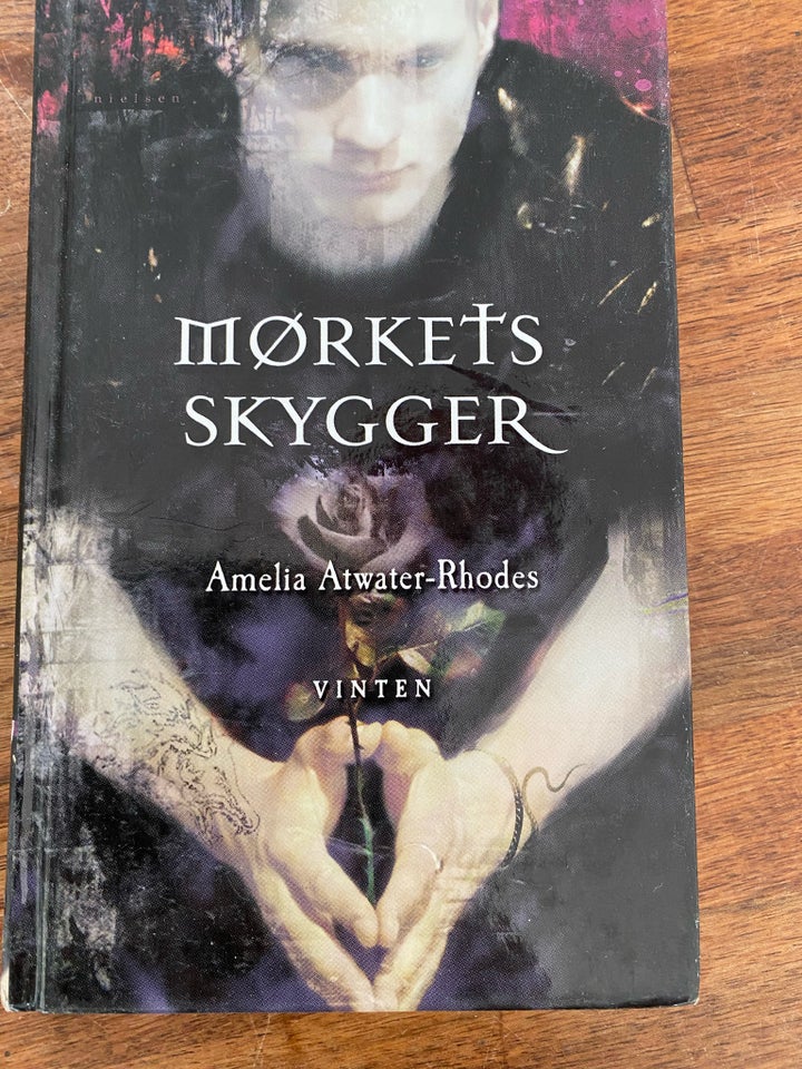 Mørkets skygger, Amelia